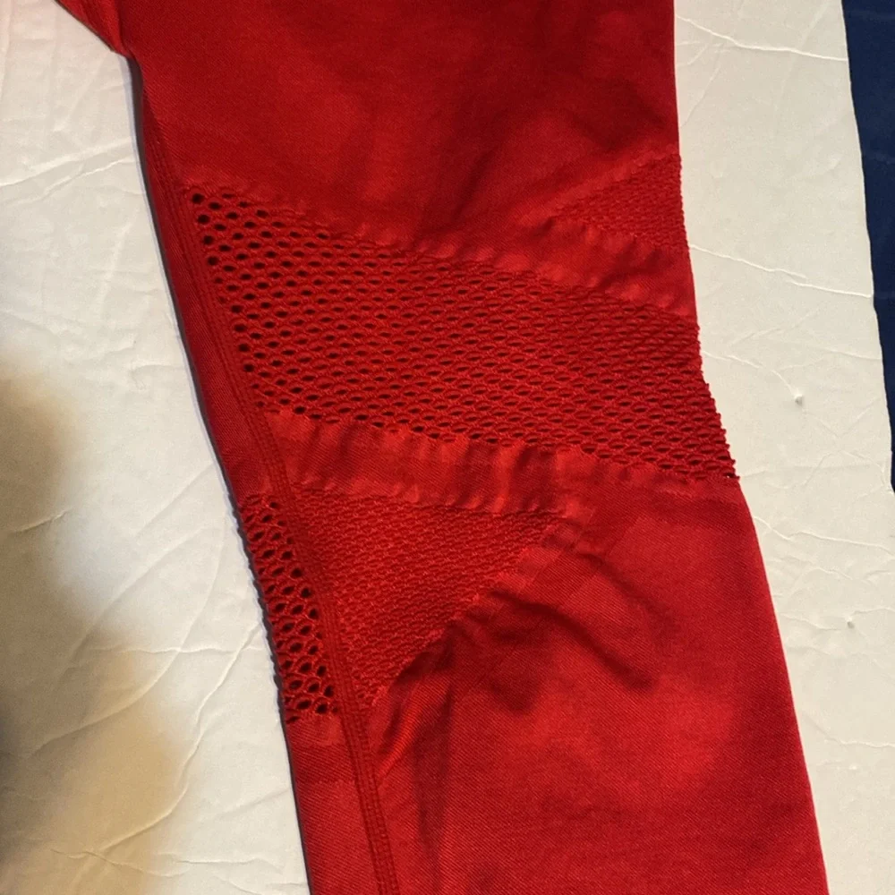 NWOT Fabletics Vibrant Red Women’s cropped Leggings. Air vents on legs. - Picture 2 of 6